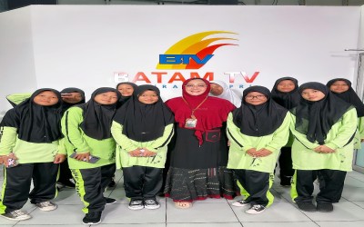 Kelas IBB (Ilmu Bahasa dan Budaya) MTsN 1 Batam Melakukan Kunjungan Belajar Ke Studio Batam TV